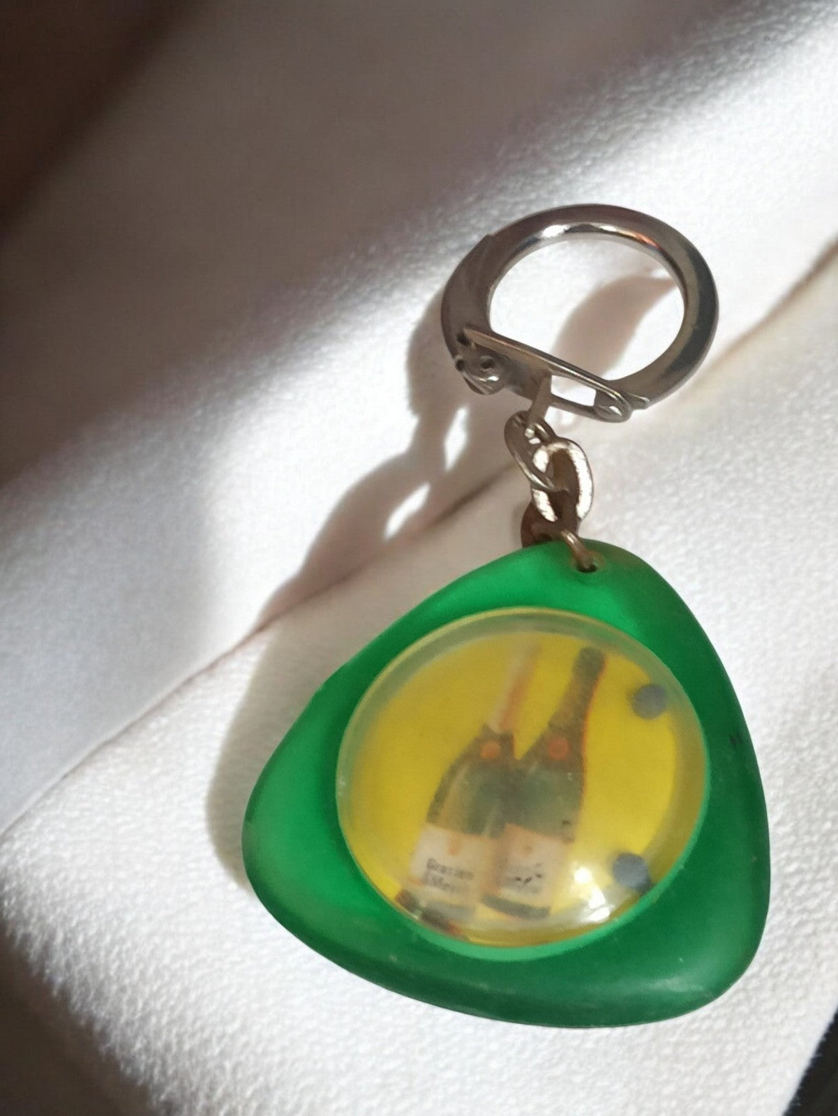 Porte-clés ancien publicitaire vintage vert rétro bouteille vin années 60-70