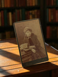 Photographie ancienne cabinet de curiosités Paris rétro, portrait femme, Mariès