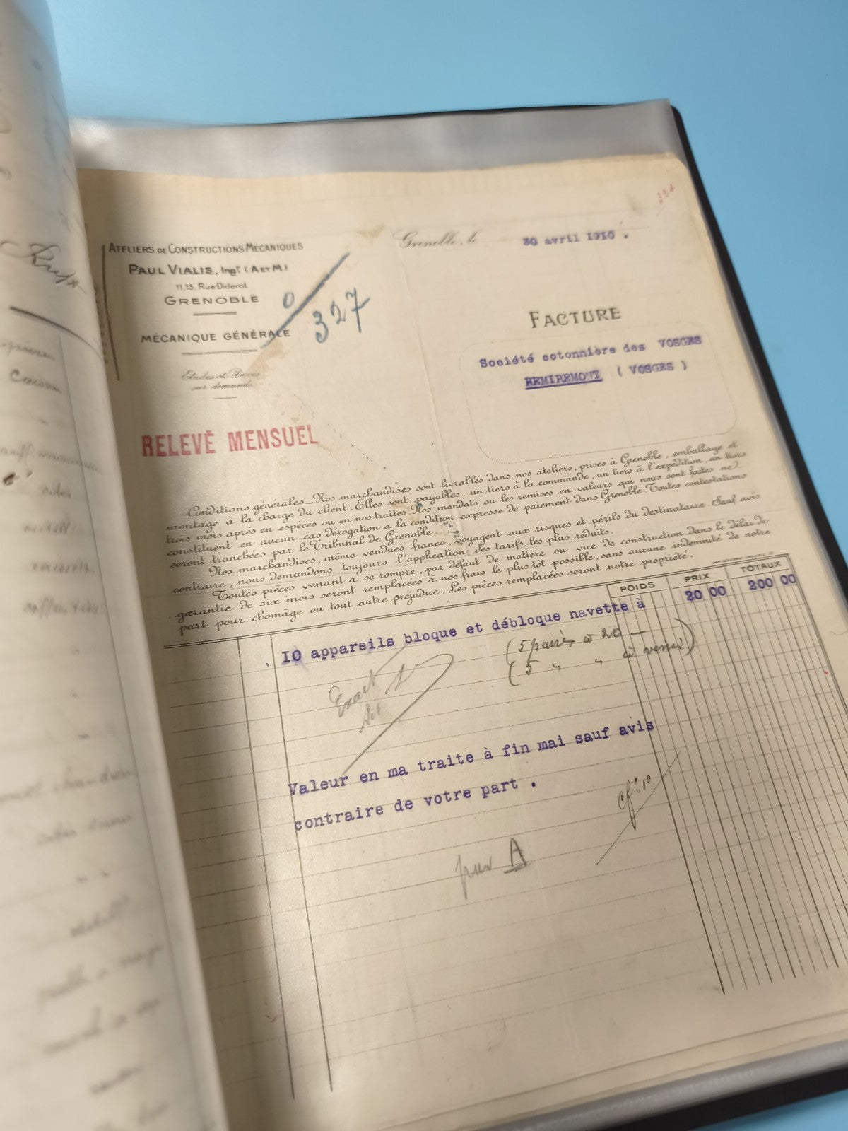 Classeur ancien factures, vieux papiers collection, couverture noire, documents