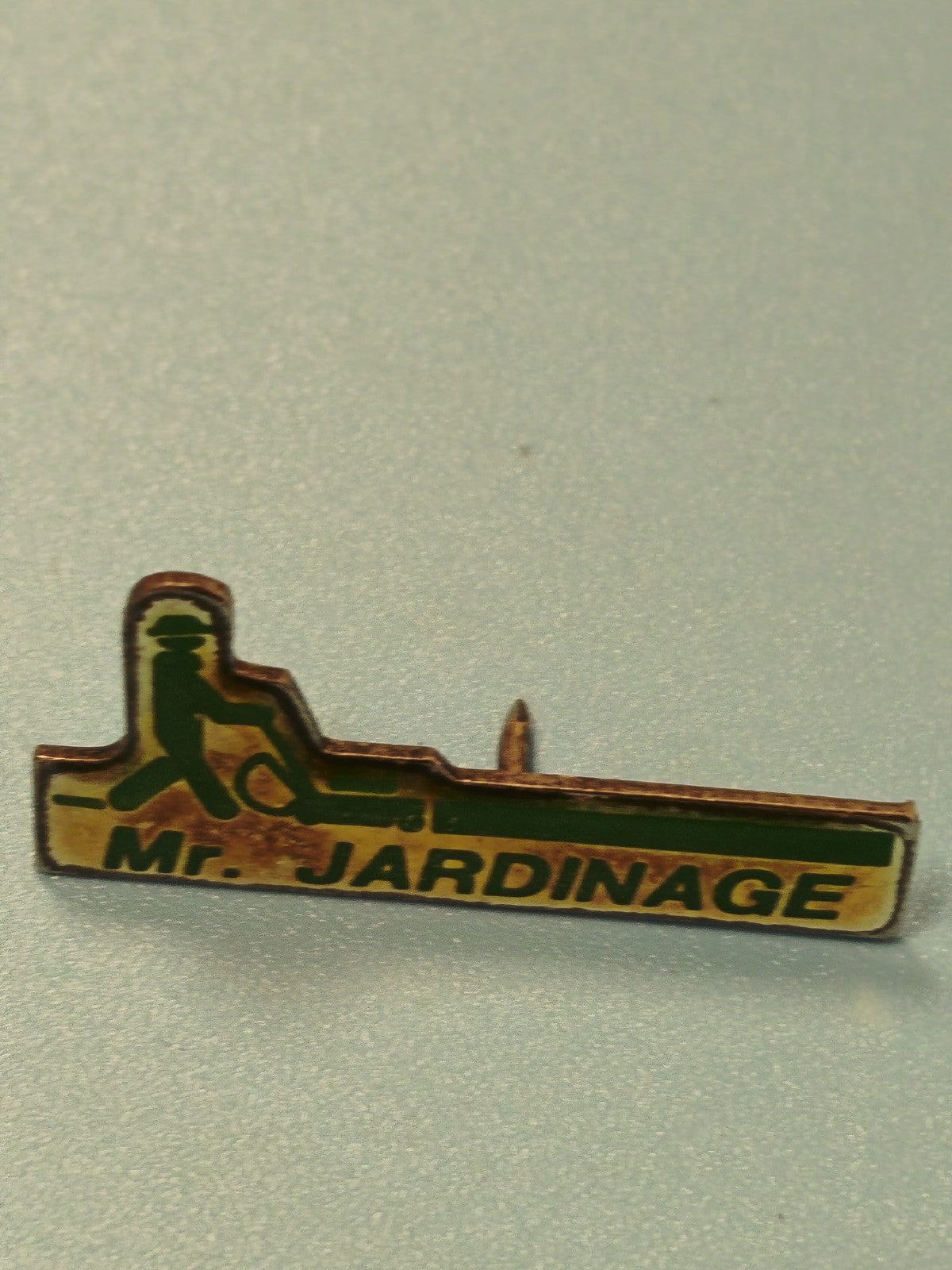 Vintage pin's publicitaire Mr Jardinage vert jaune ? Collection années 80/90