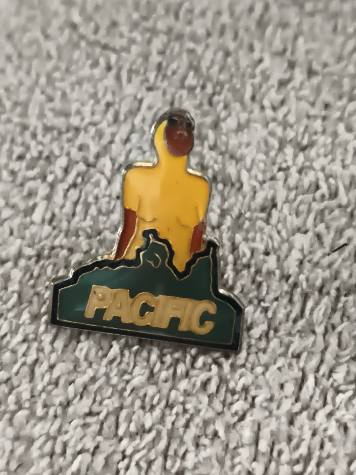 Pin's vintage PACIFIC nageur jaune émail, badge ancien sport (Ref 11)