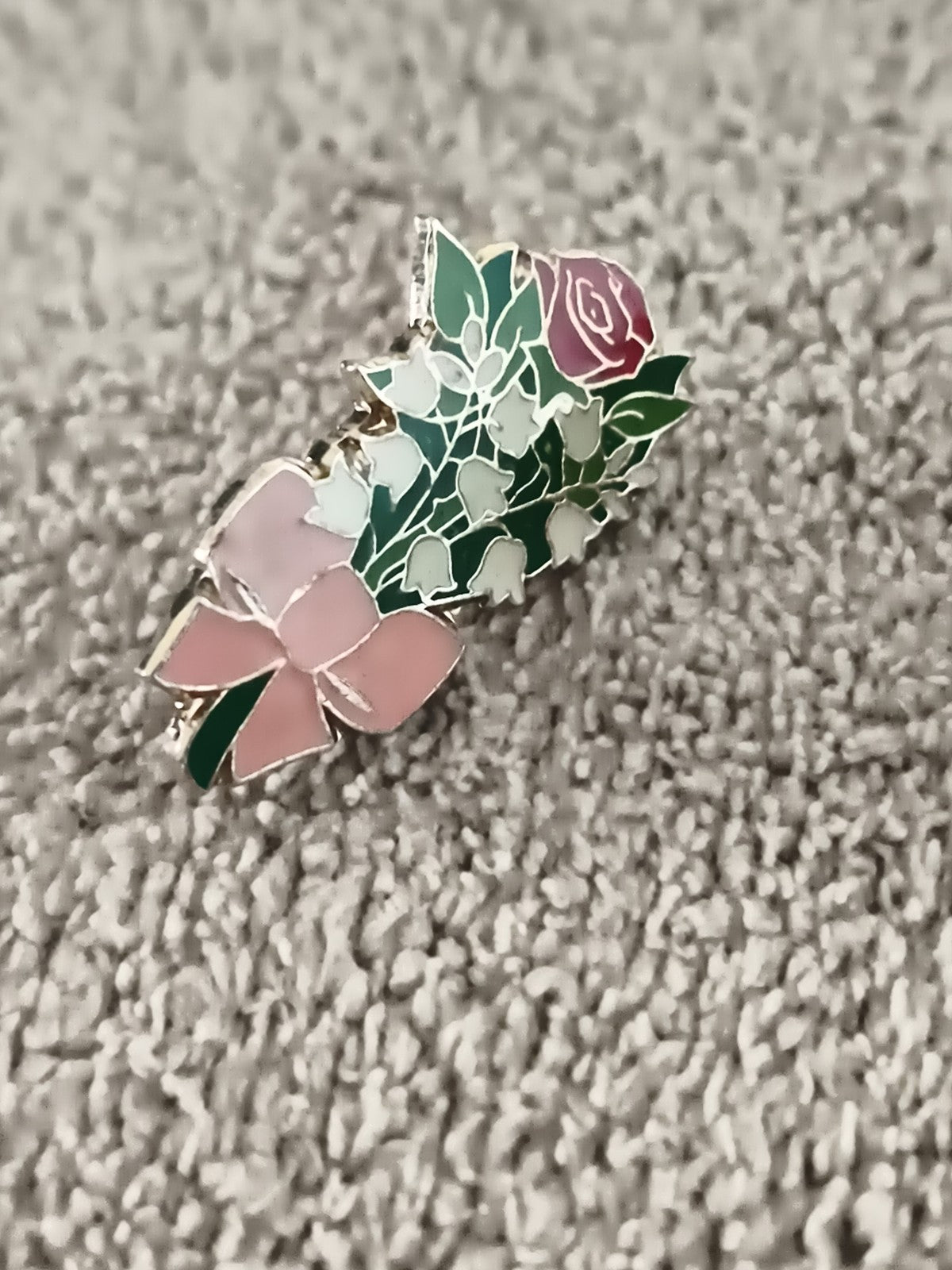 Pin's vintage bouquet fleurs émaillées rose muguet style rétro (Ref 8)