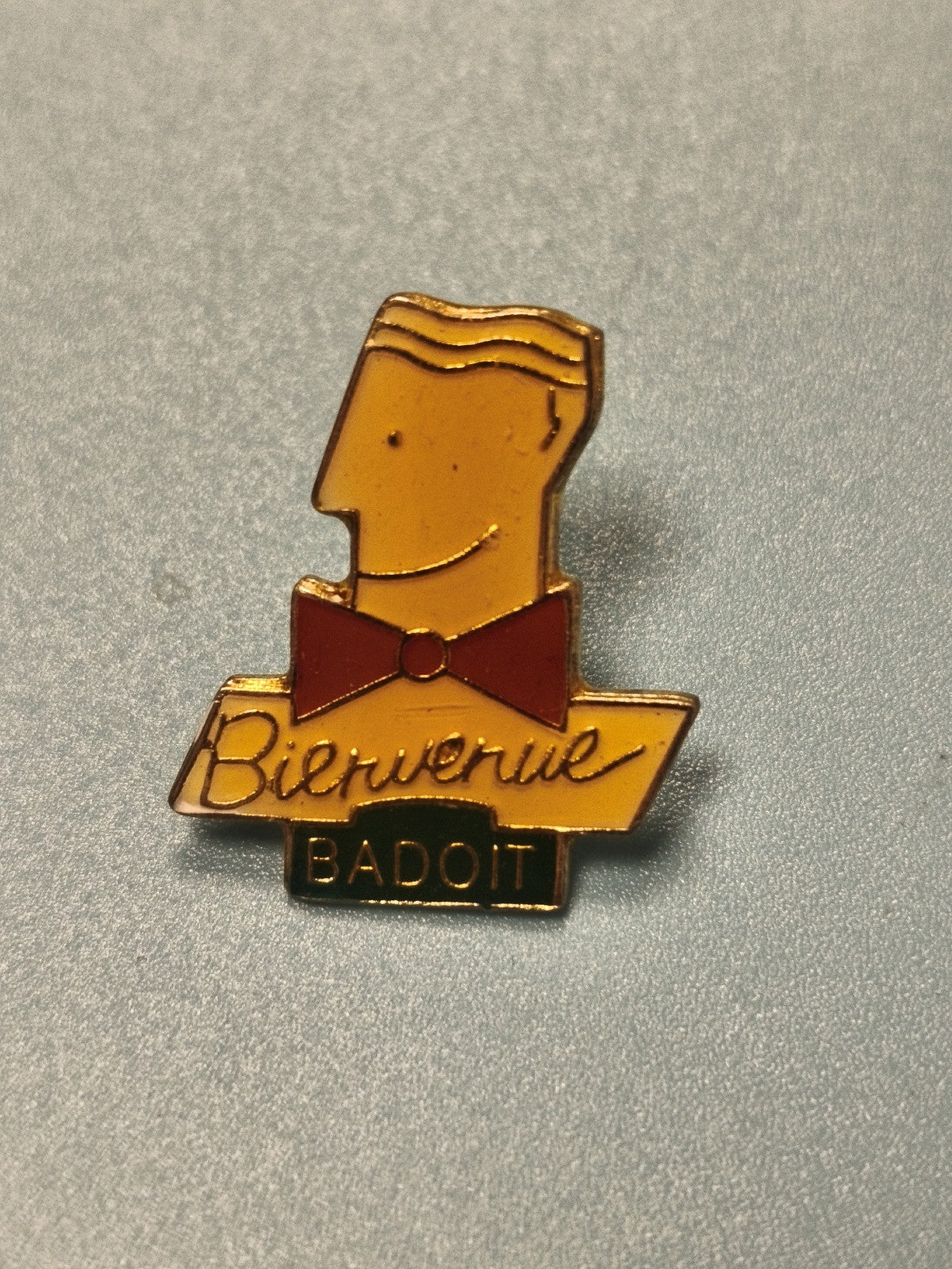 Vintage pin's Badoit bienvenue serveur, badge publicitaire ancien collection