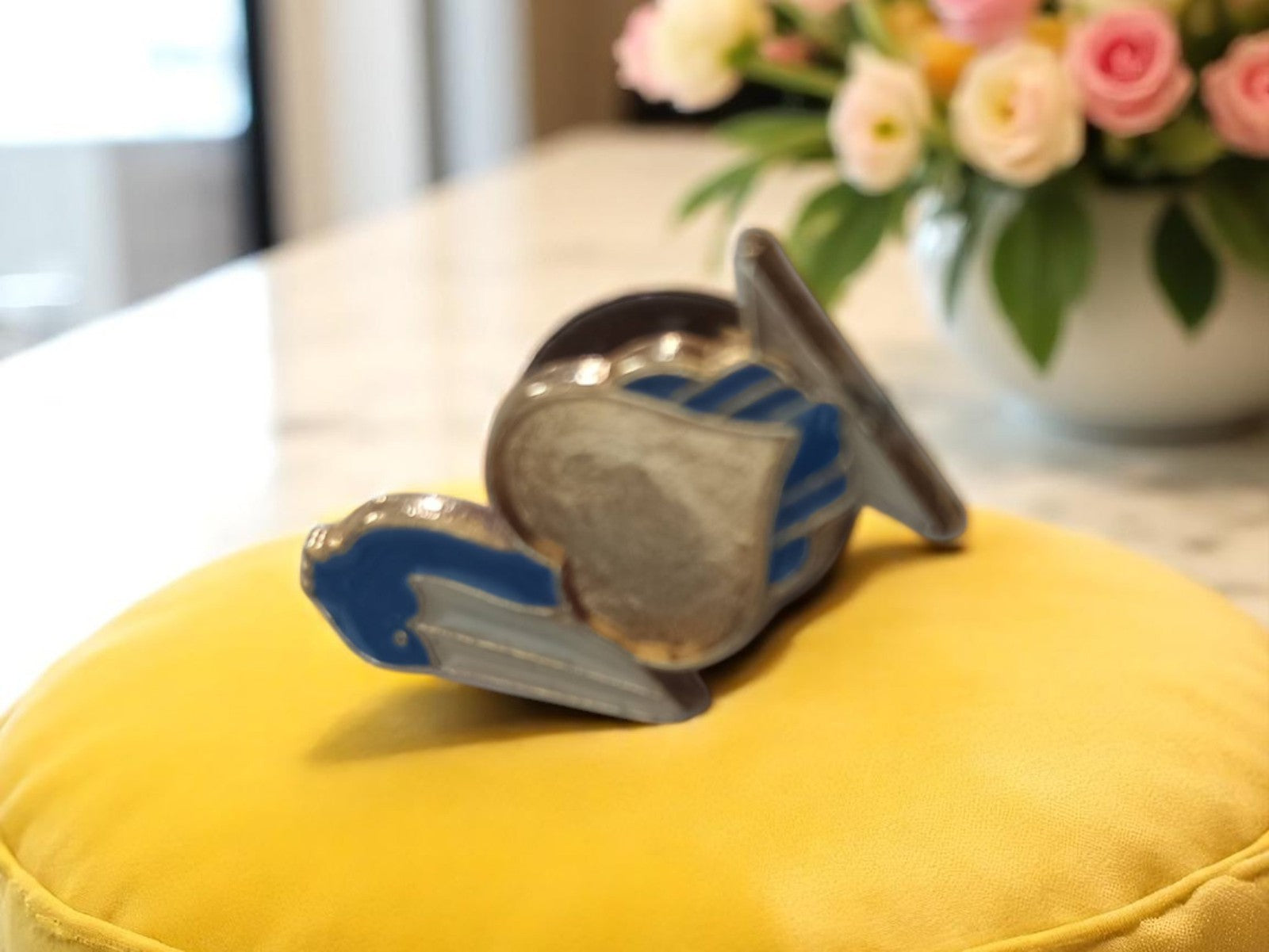 Pin's vintage rare édition limitée, émail bleu, forme casque ailé, années 90