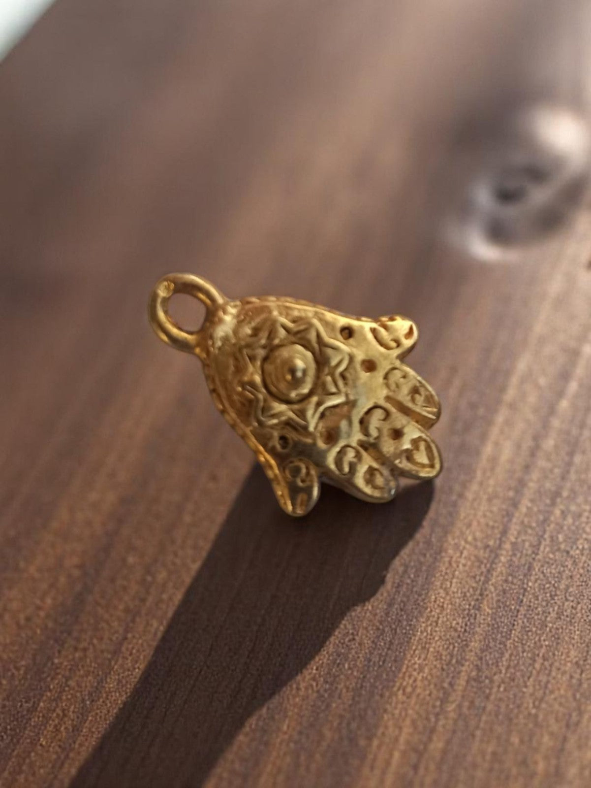 Pendentif main Hamsa vintage métal doré années 50 amulette ancienne