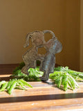 Pendentif vintage métal, silhouette enfants années 50, bijou rétro deadstock