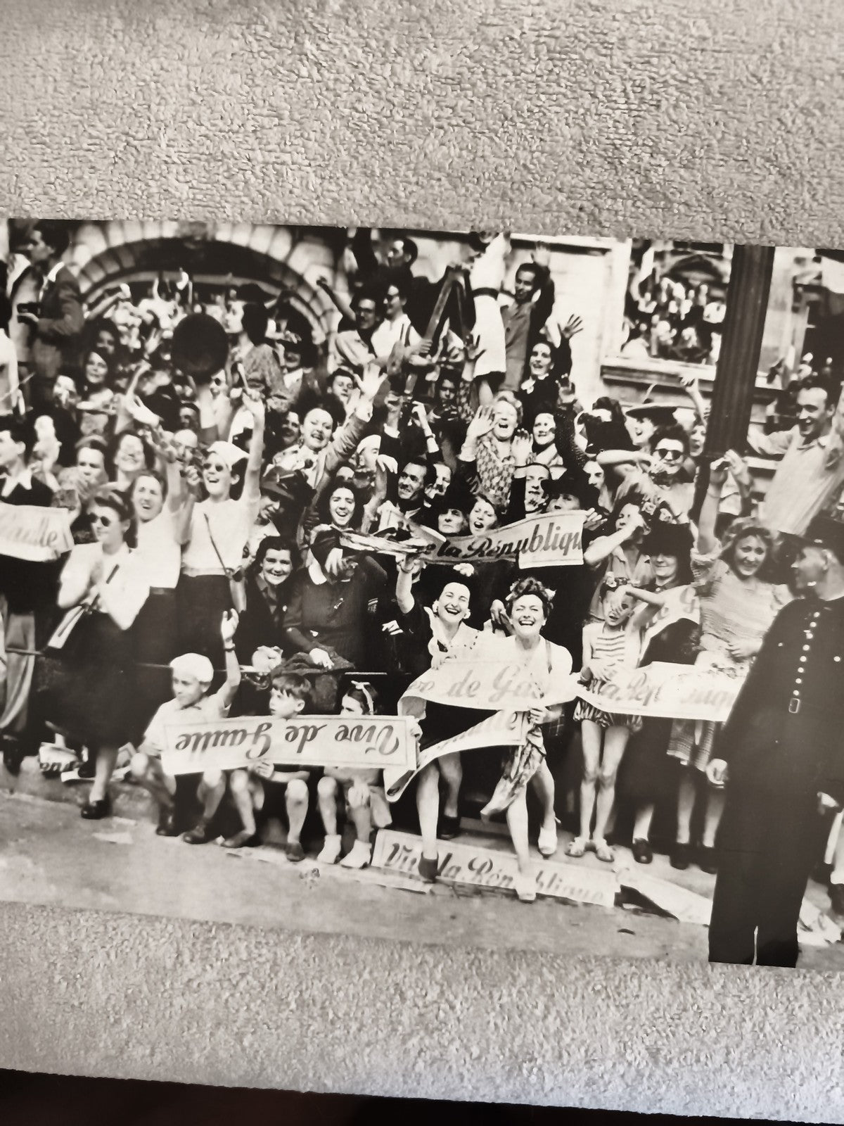 CPA photo fête Libération Paris foule 1940s noir et blanc