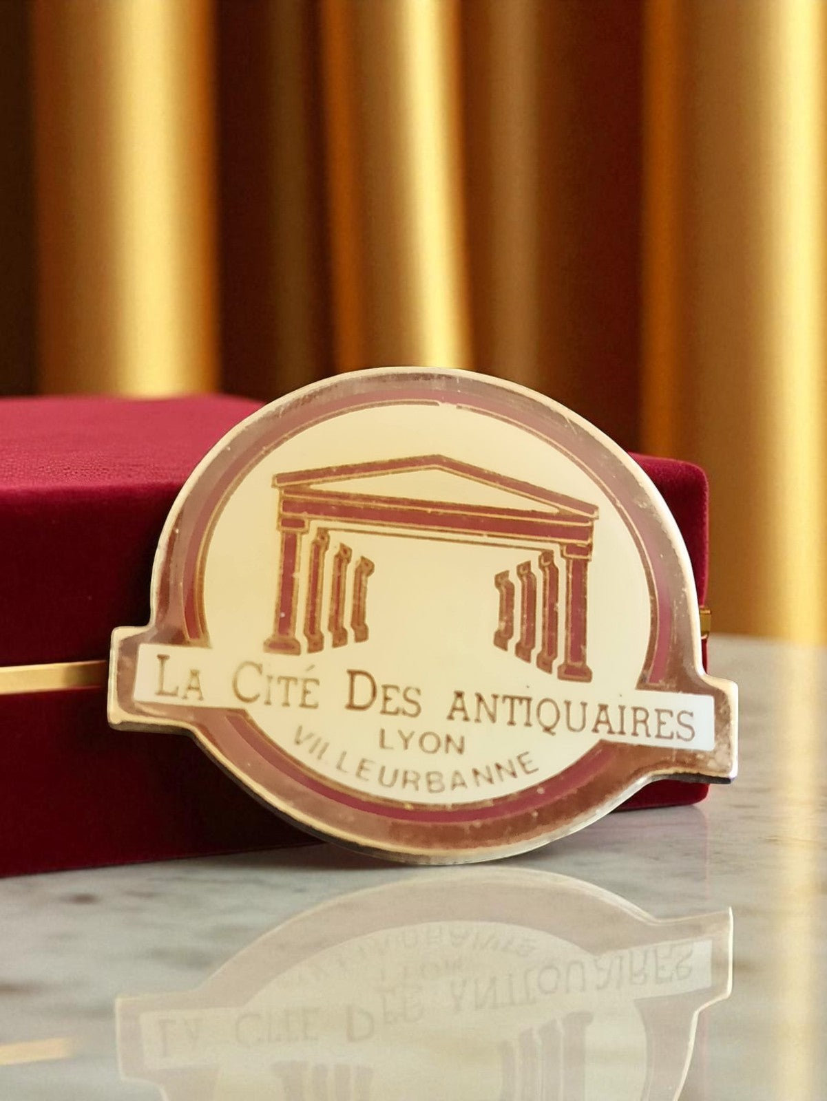 Pin's vintage La Cité des Antiquaires Lyon Villeurbanne rétro années 80