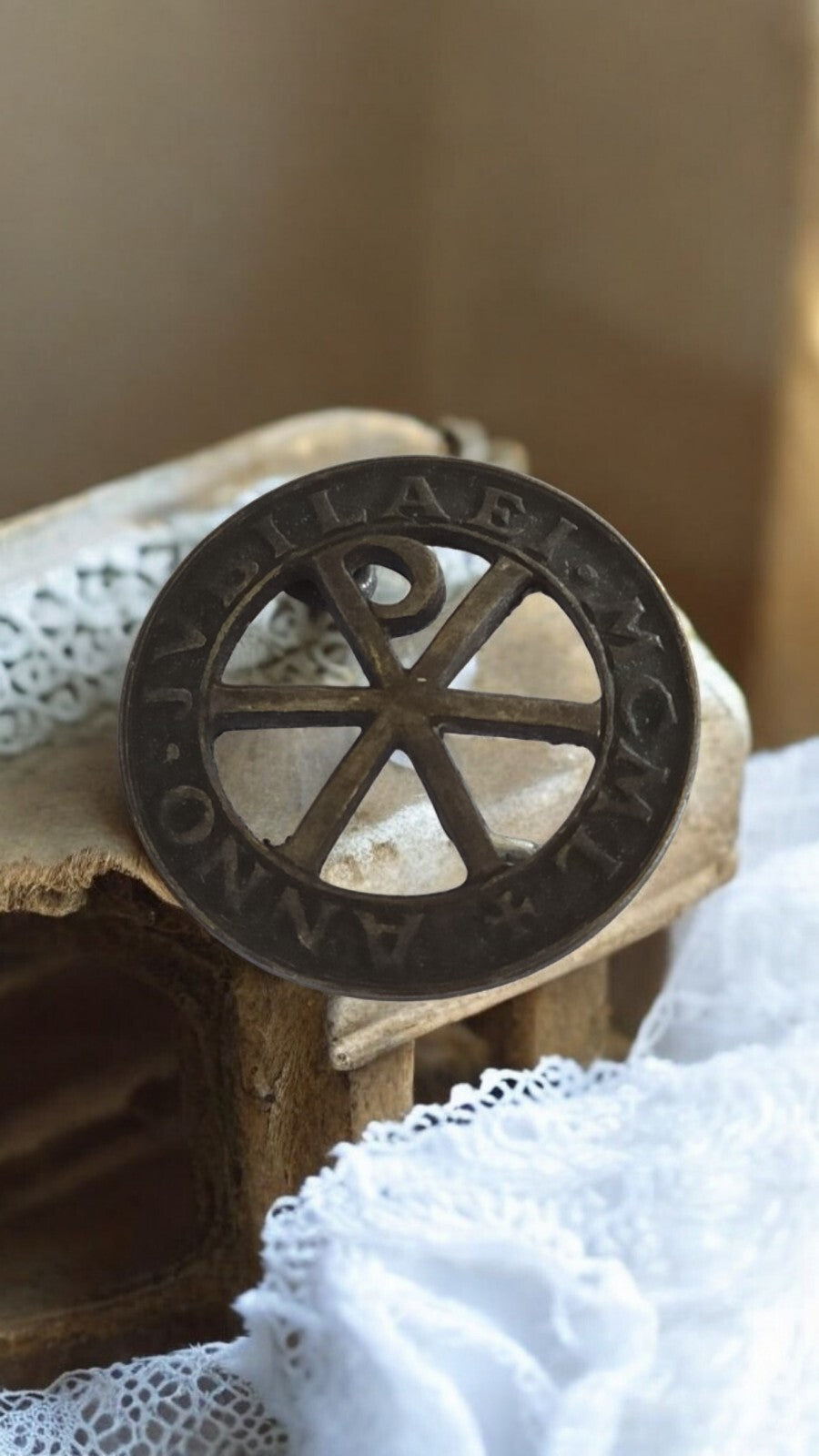 Broche vintage Rome 1950 Anno Jubilaei, symbole chrétien, souvenir ancien Italie