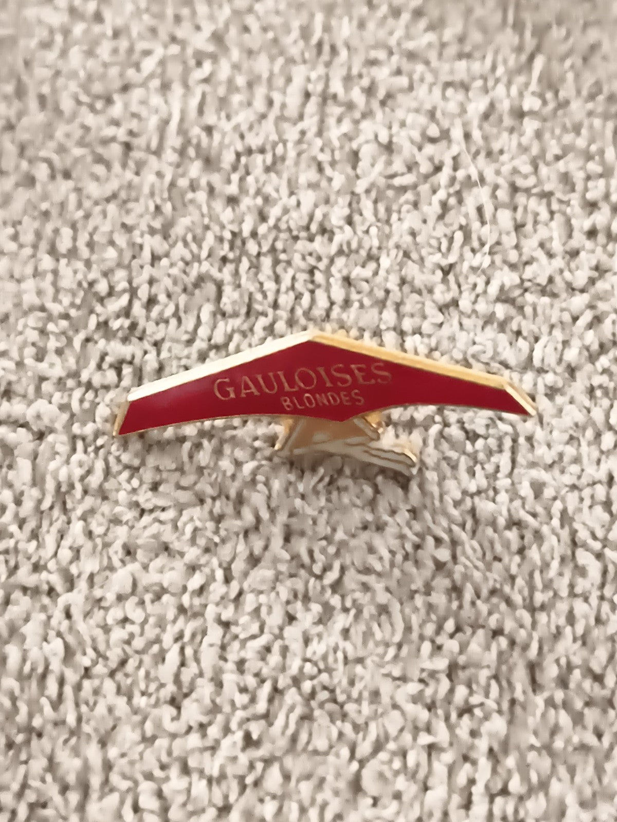 Pin's vintage Gauloises Blondes aile delta rouge doré publicitaire années 90 (Re