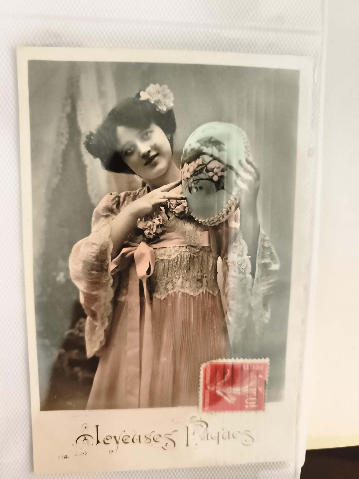 Carte postale ancienne Joyeuses Pâques femme chapeau colorisé vintage CPA