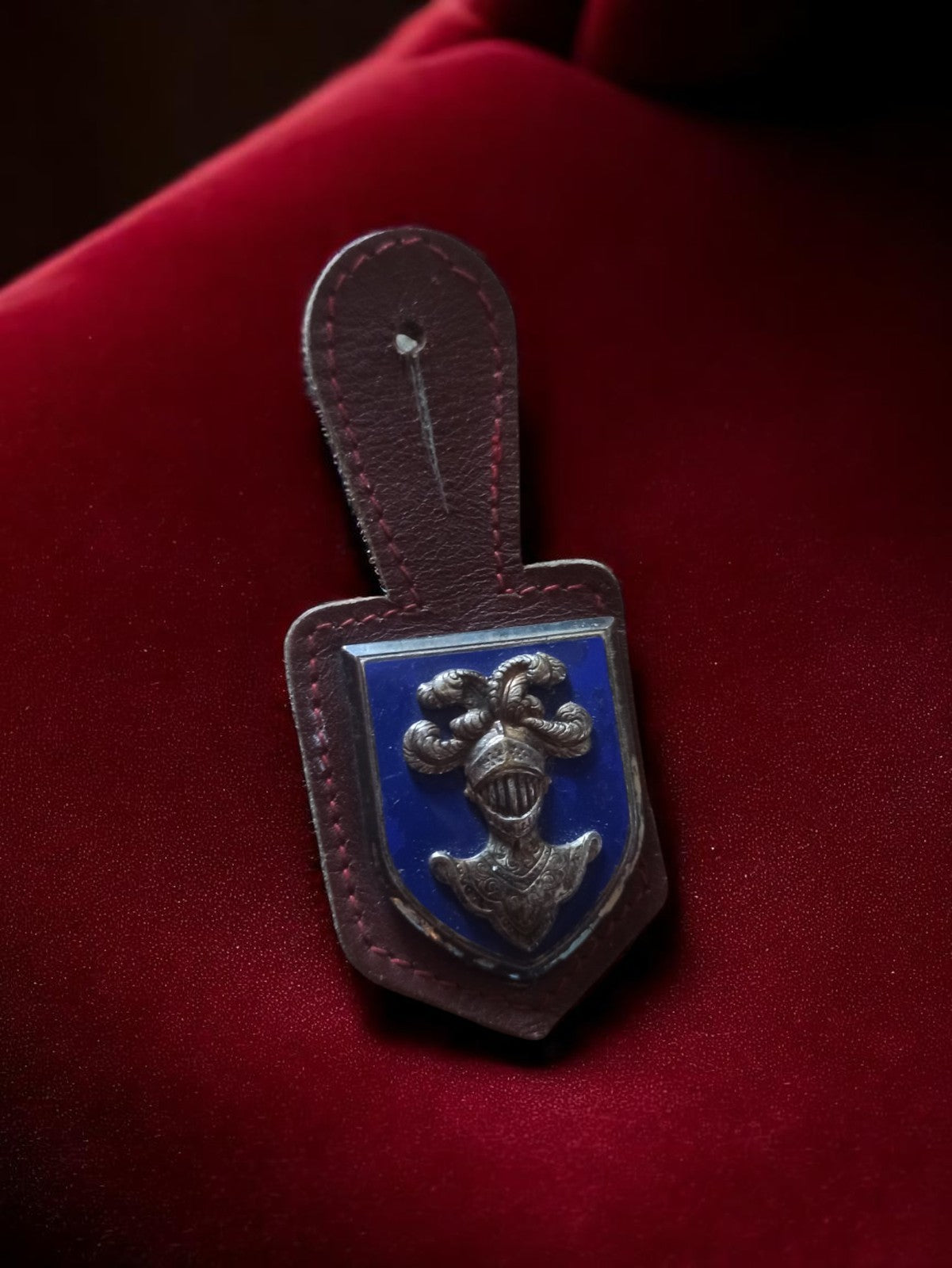 Insigne vintage armée blindée chevalier blason émail bleu médaille école