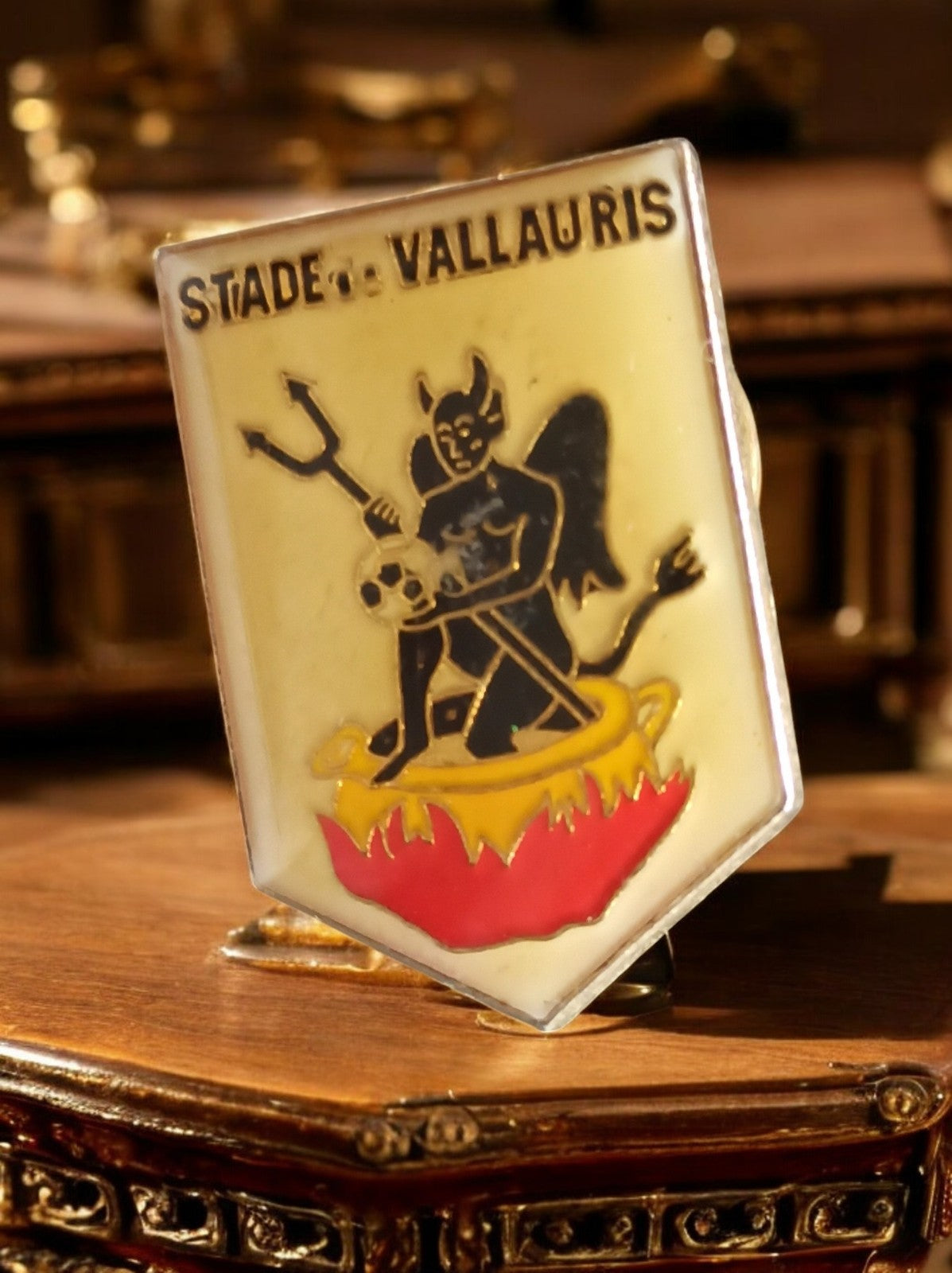 Pin's vintage Stade Vallauris football émaillé rétro diable blason