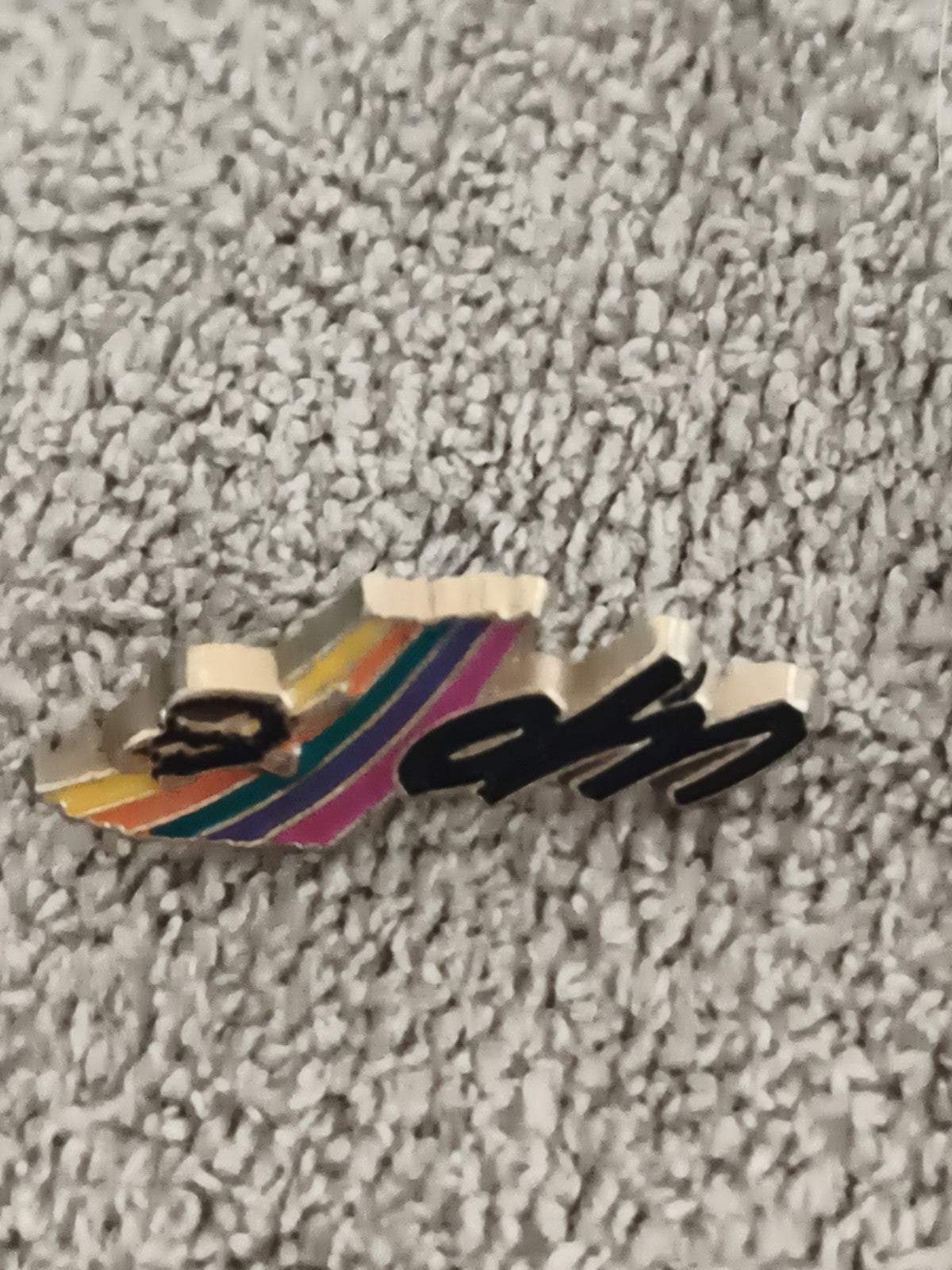 Pin's vintage avion arc-en-ciel logo 4M émaillé années 80 badge (Ref 10)