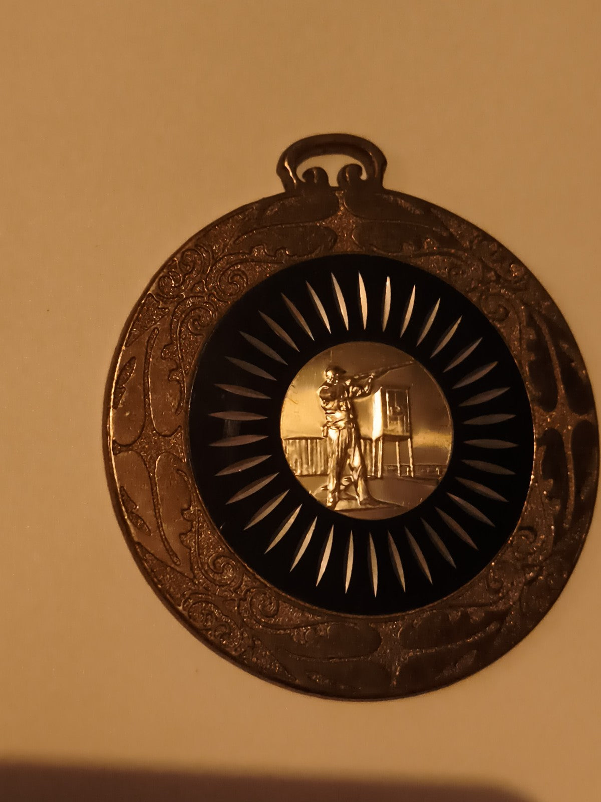Médaille tir sportif décor ajouré relief, finition dorée ajourée