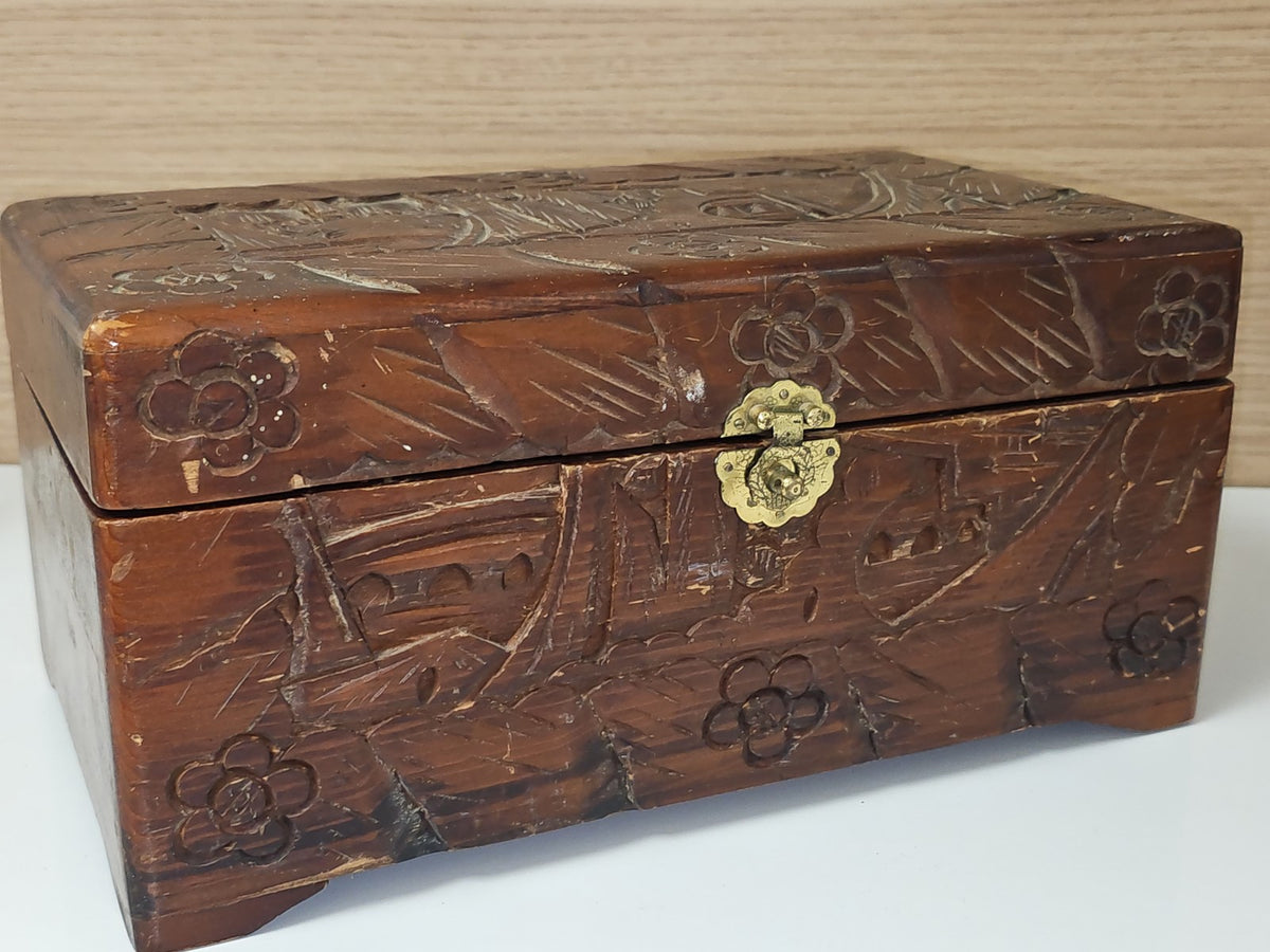 Ancienne boîte en bois sculpté vintage, coffret rétro décoratif collection