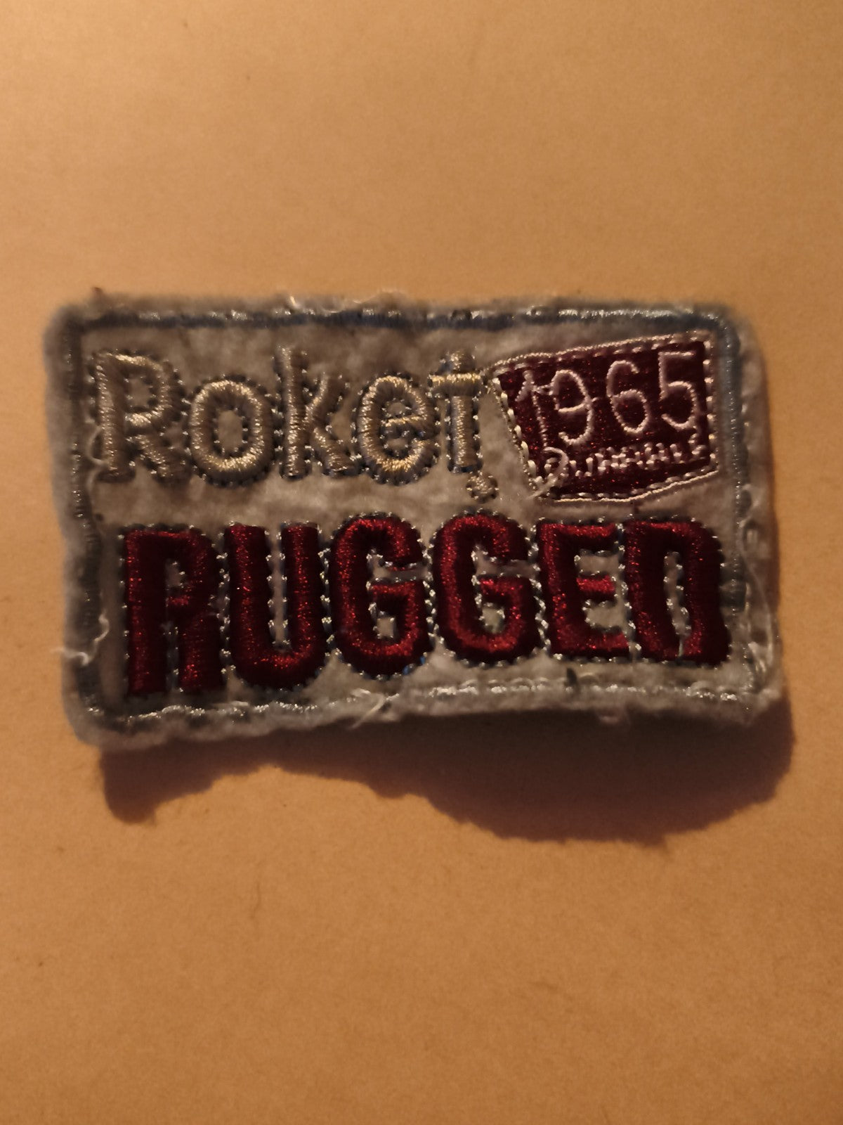 Écusson ancien Roket Rugged 1965 brodé vintage patch badge bleu rouge