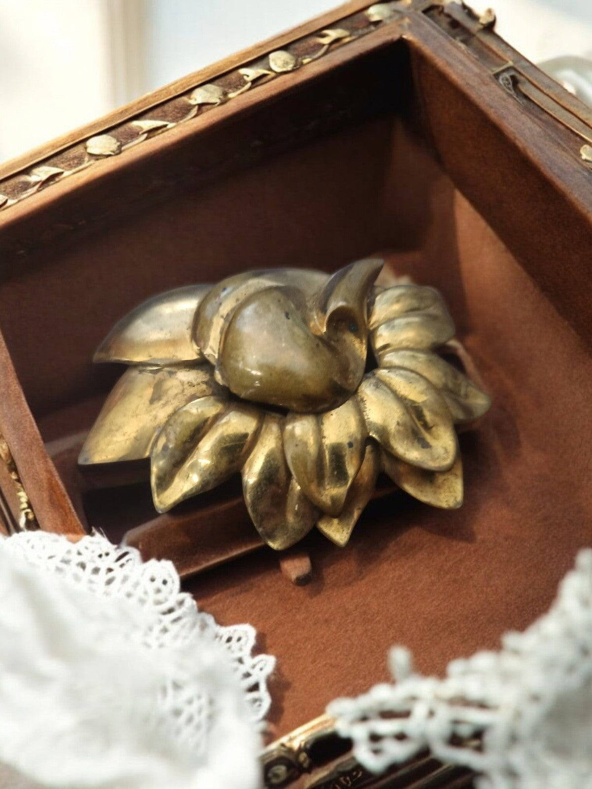Broche fleur vintage métal doré, bijou rétro chic, accessoire ancien