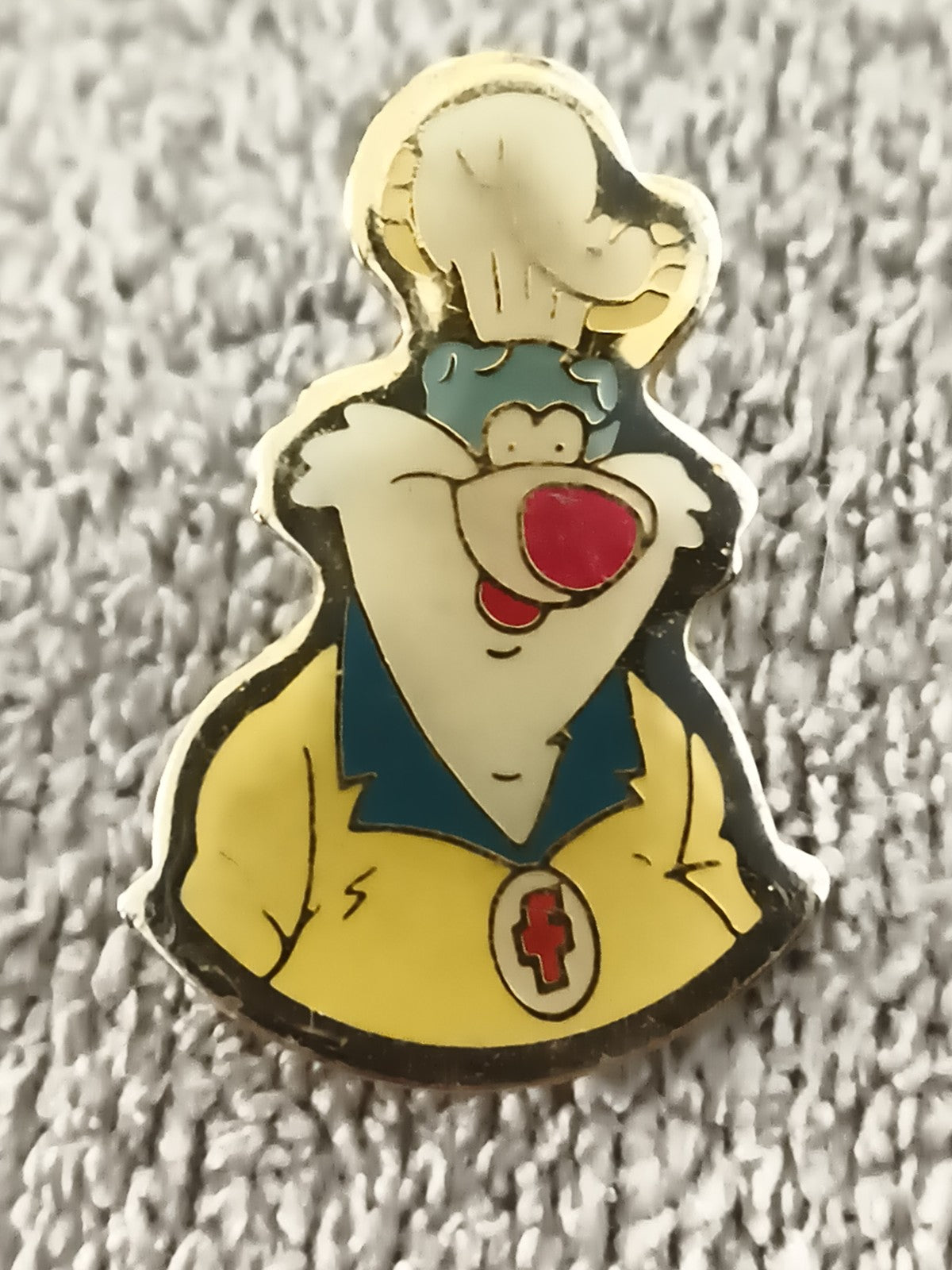 Pin's vintage personnage cartoon chef toque Croix Rouge badge émail (Ref 3)
