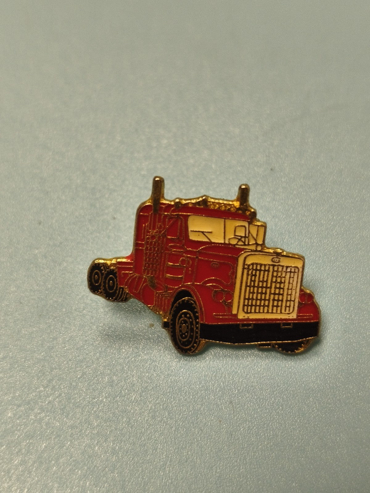 Vintage pin's camion rouge ancien, badge collection transport routier