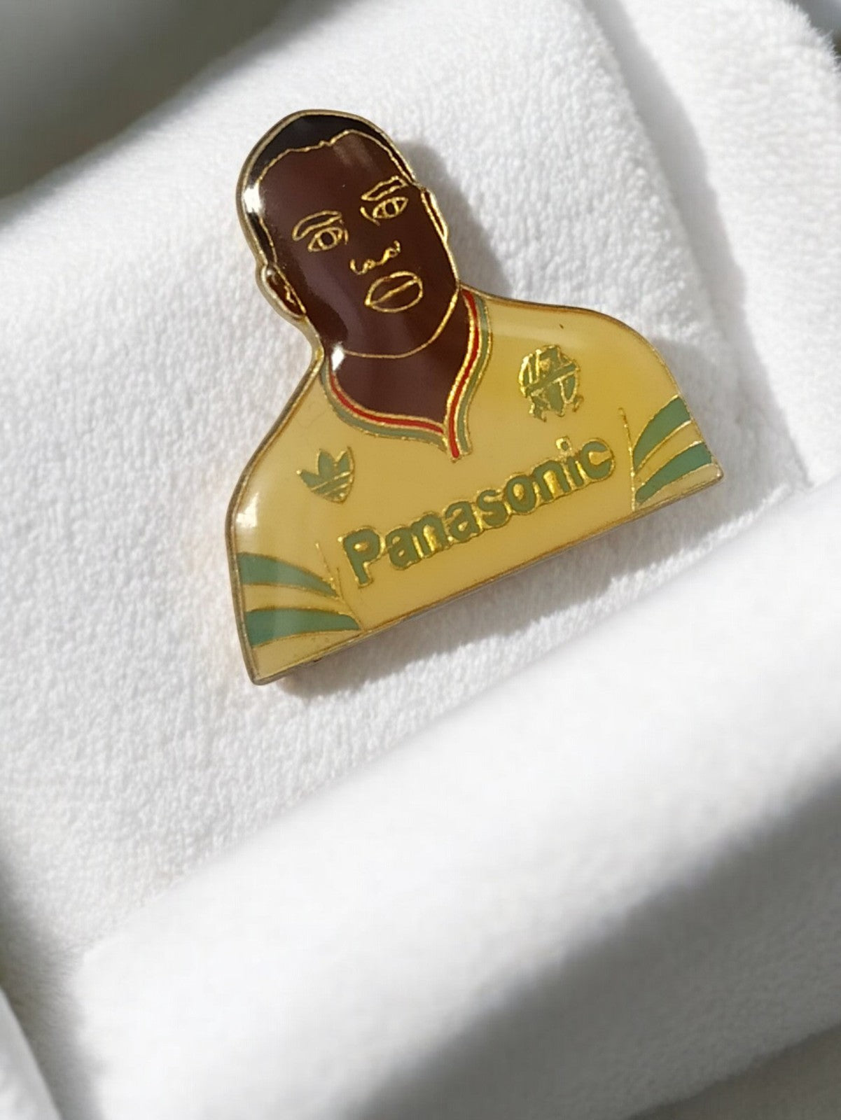 Pin's vintage joueur OM Panasonic Adidas badge ancien football années 90
