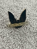 Pin's vintage TRANSAM oiseau noir doré style années 80 badge émaillé (Ref 7)