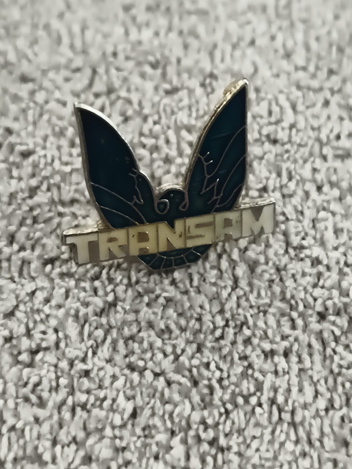 Pin's vintage TRANSAM oiseau noir doré style années 80 badge émaillé (Ref 7)
