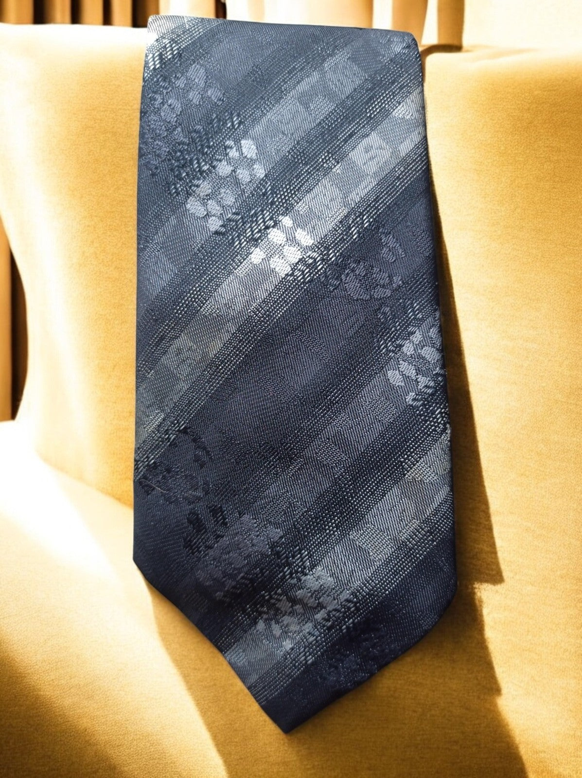 Cravate vintage Soie Marque Soie bleu motifs jacquard rayures élégante