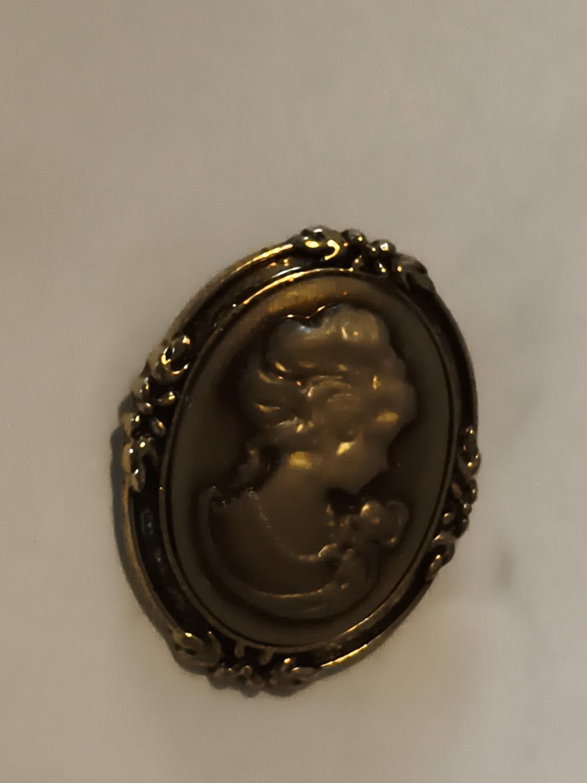 Broche camée vintage ovale dorée, portrait femme style ancien, bijou rétro
