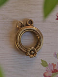 Pendentif vintage rond métal fleur années 50 bijou rétro ancien