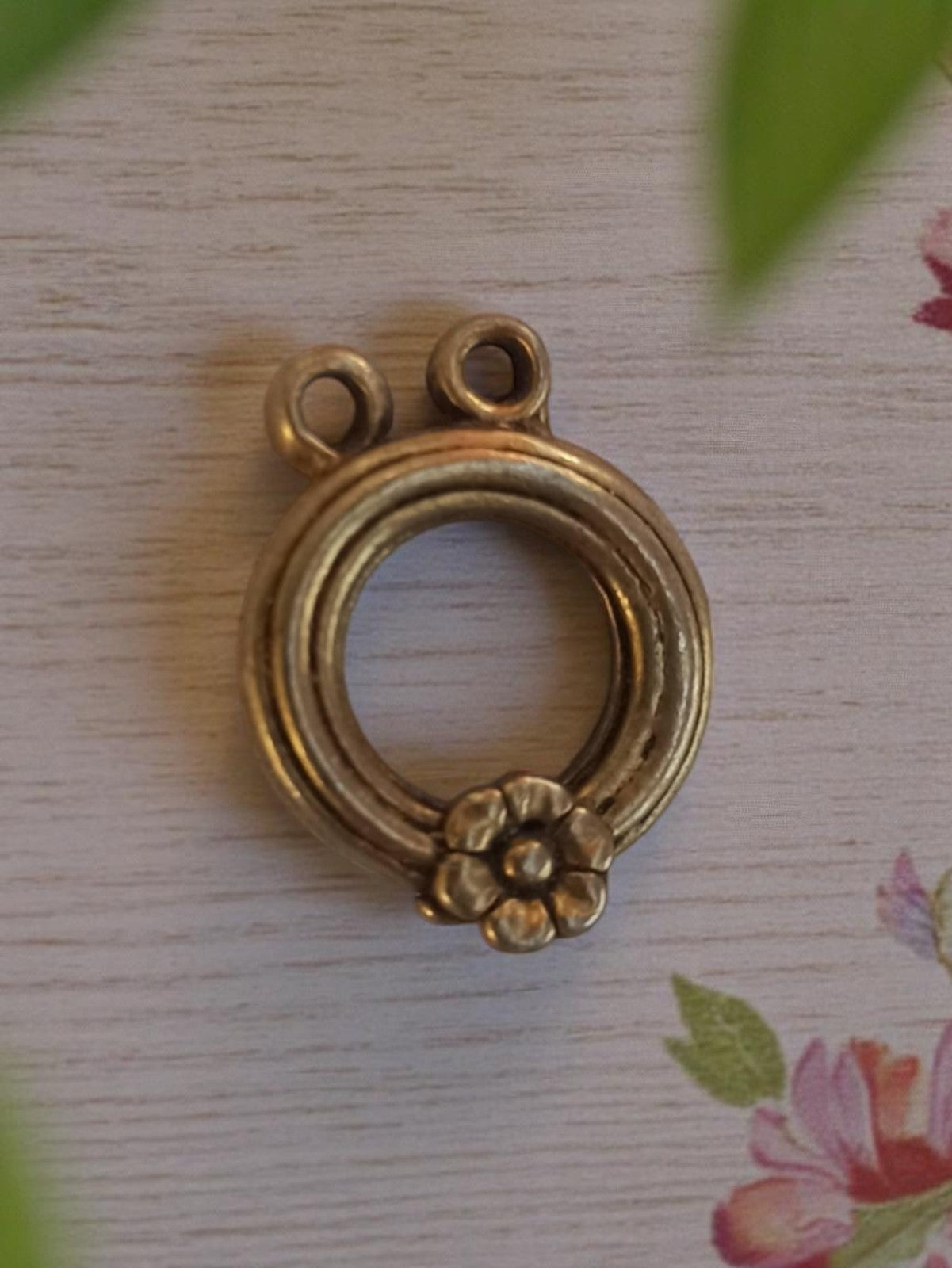 Pendentif vintage rond métal fleur années 50 bijou rétro ancien