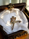 Broche vintage fleur métal doré strass – Bijou rétro élégant ancien