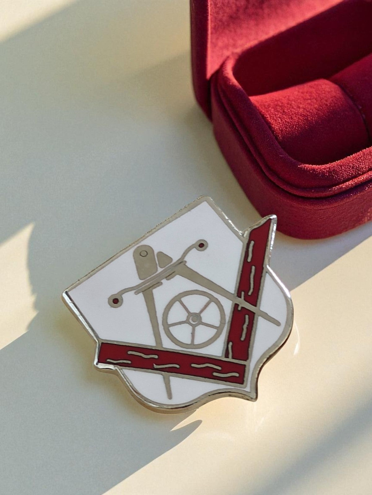 Pin's blason émaillé vintage édition limitée, écusson rouge blanc, publicitaire