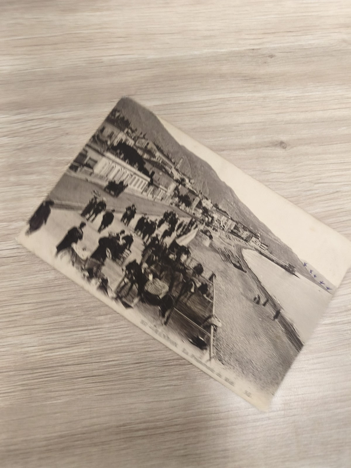 Ancienne carte postale CPA noir et blanc scène de rue animée vintage