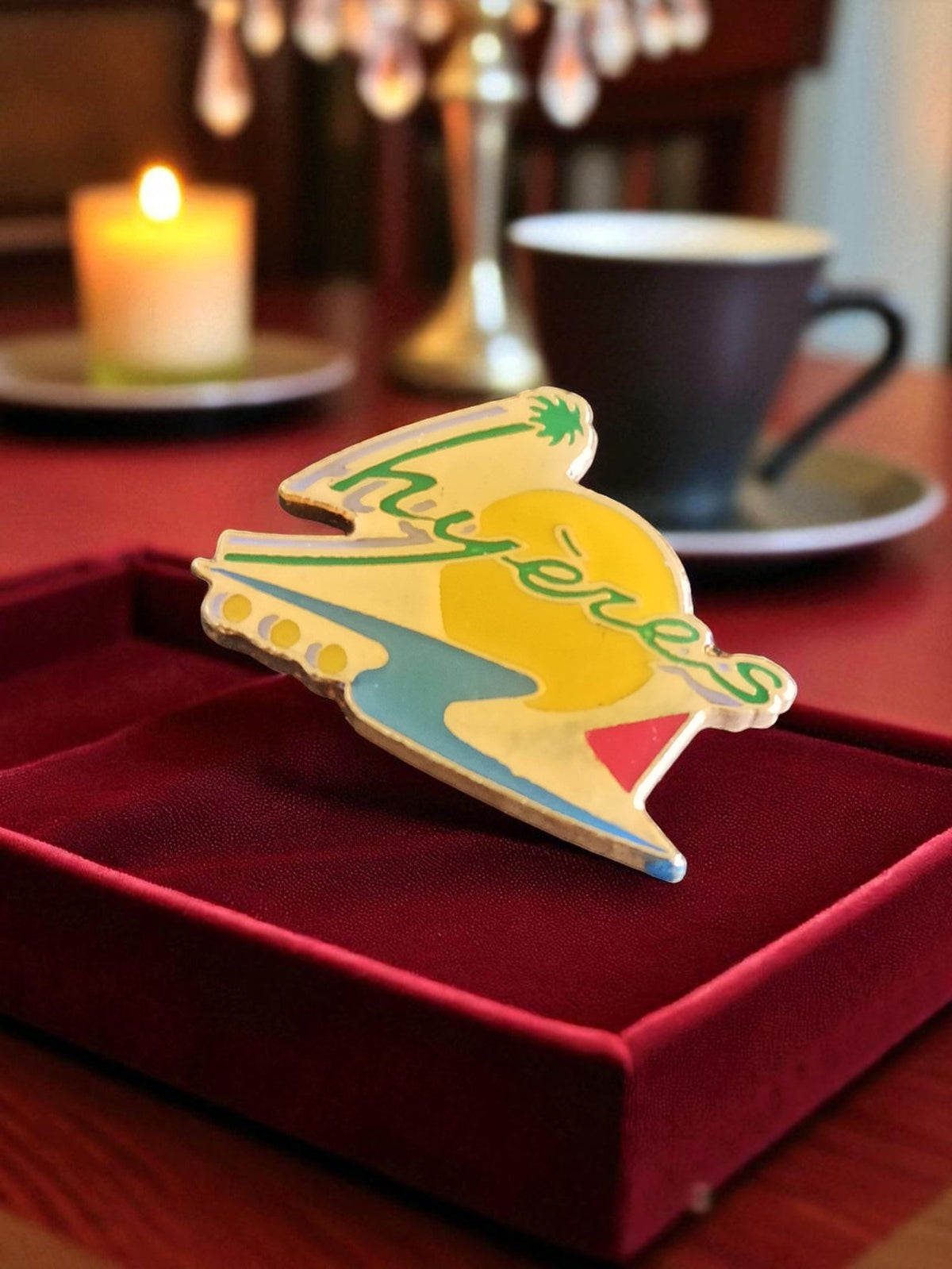 Vintage-Pin Hyères limitierte Auflage, Werbeabzeichen, bunte Retro-Deko