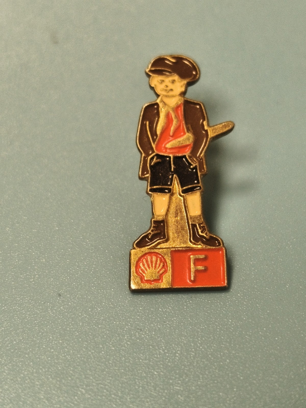 Pin's vintage Shell garçon émaillé collection, logo F, années 80-90