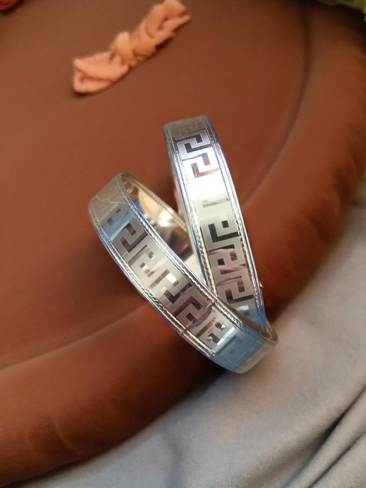 Bracelets joncs vintage motif grec, finition argentée, lot rétro ancien