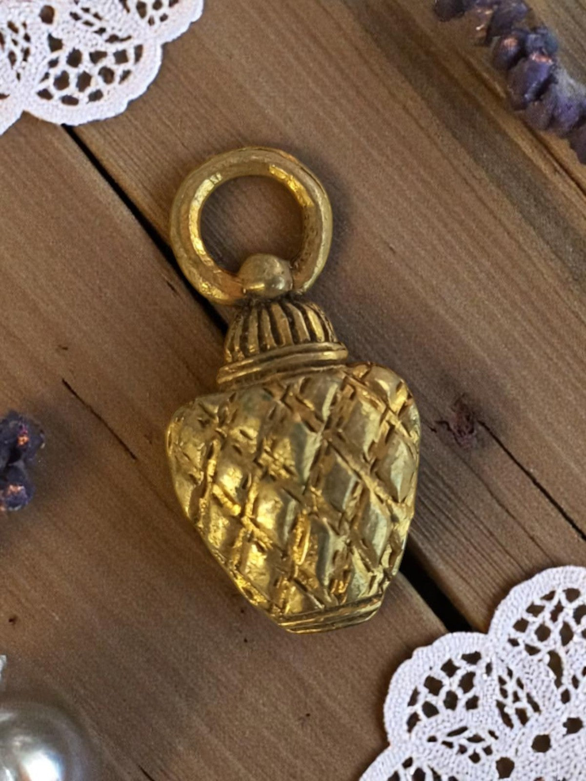 Pendentif vintage cœur métal doré relief années 50 bijou ancien rétro