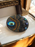 Broche vintage métal argenté cabochons irisés chaîne ornementale rétro