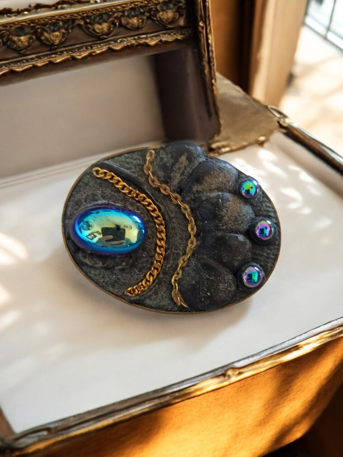 Broche vintage métal argenté cabochons irisés chaîne ornementale rétro