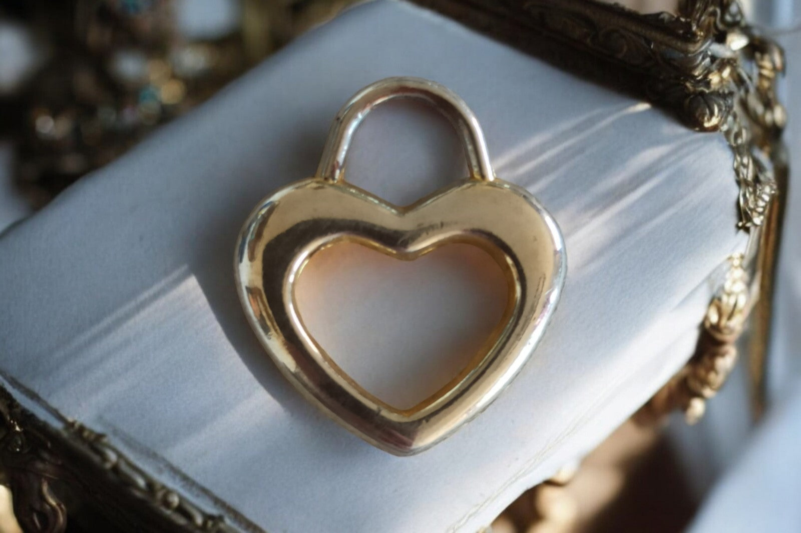 Pendentif cœur vintage en métal doré ajouré, bijou rétro charme