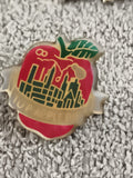 Pin's vintage pomme skyline New York "Top Apple Pie" émaillé années 80 rétro (Re