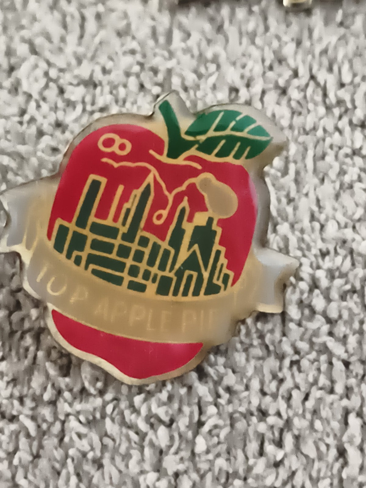 Pin's vintage pomme skyline New York "Top Apple Pie" émaillé années 80 rétro (Re