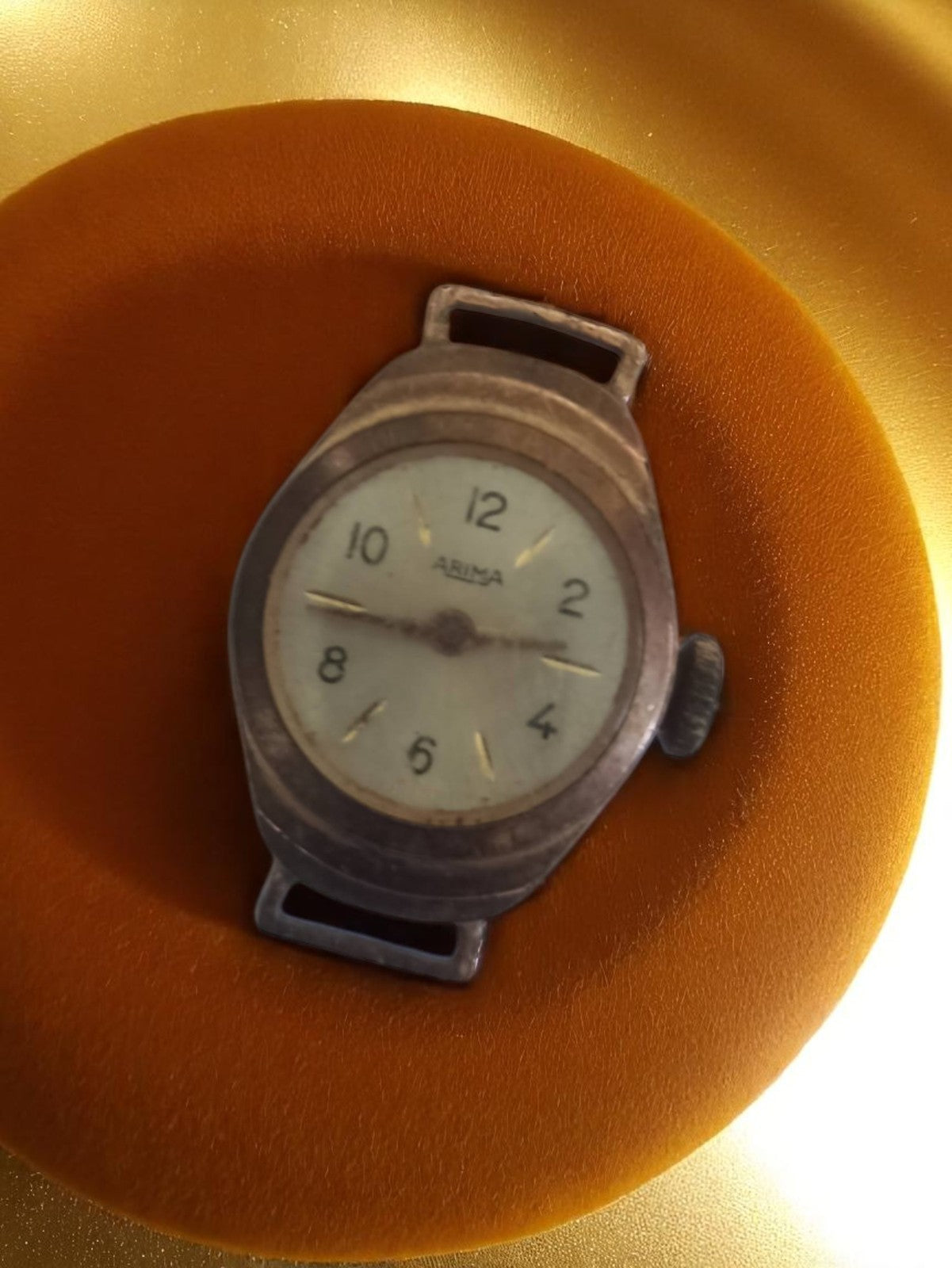 Montre mécanique vintage femme Arima, cadran clair, non testée, ancien style