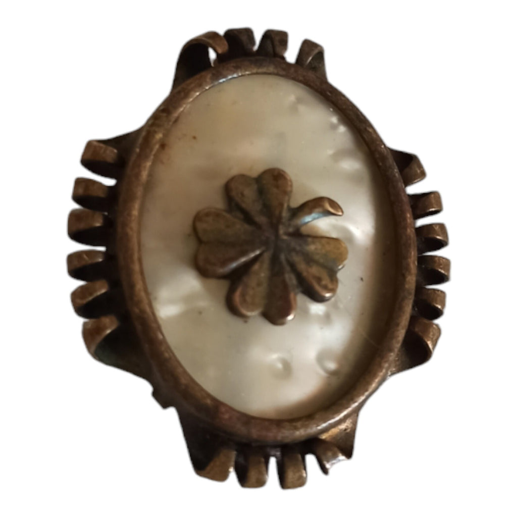 Broche ancienne vintage en nacre, trèfle à quatre feuilles, monture bronze