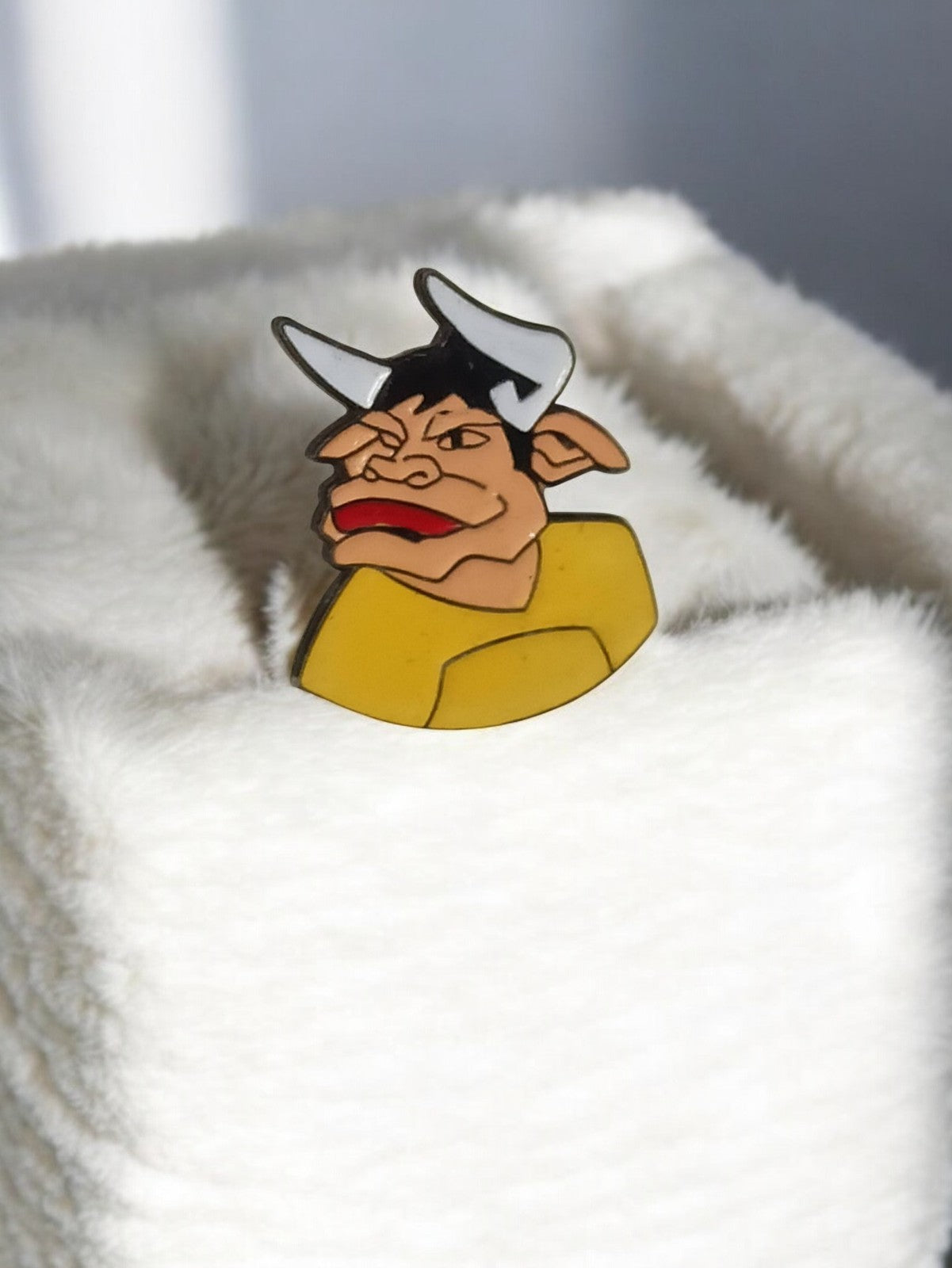 Pin's vintage personnage taureau style cartoon émaillé ancien rare rétro