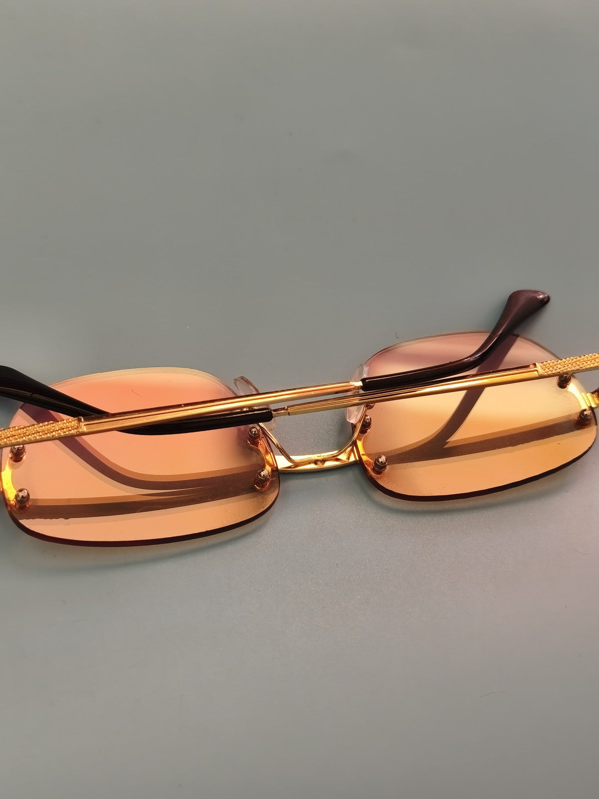 Paire de lunettes de soleil rétro vintage ancien style années 80 accessoire mode
