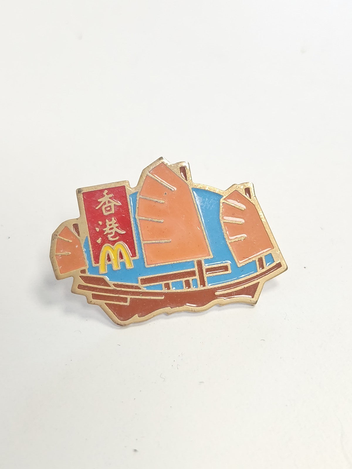 Pin badge McDonald's Chine motif bateau, broche originale McDo thème maritime