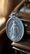 Médaille religieuse vintage Vierge Miraculeuse 1840, ovale, aspect argenté