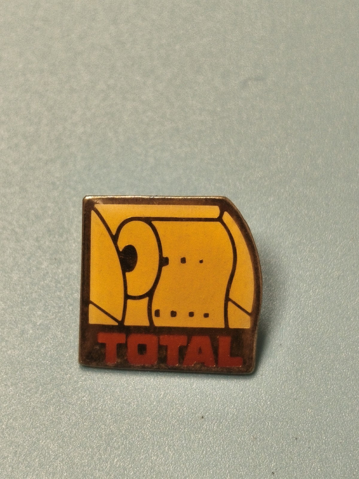 Vintage pin's TOTAL jaune ancien logo, collection publicitaire rétro